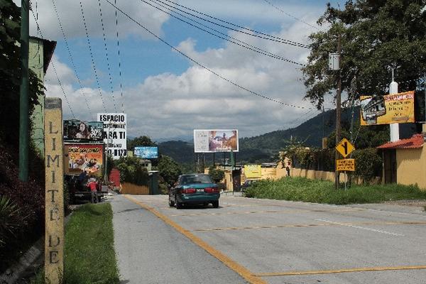 Cuesta  de Las Cañas, en Antigua Guatemala, Sacatepéquez, donde se pueden observar las vallas publicitarias instaladas en cualquier lugar.