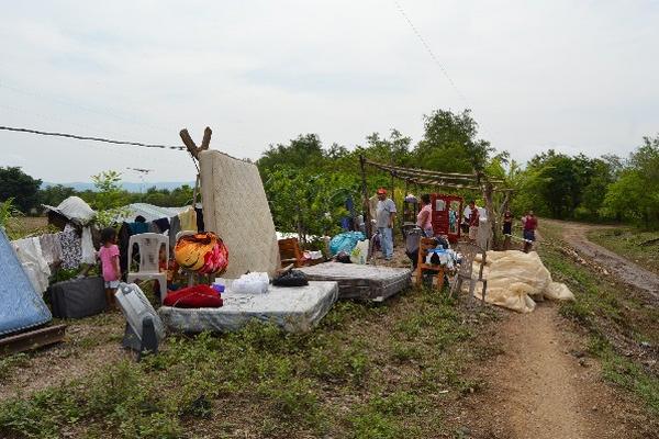 Damnificados logran   poner a salvo parte de sus enseres, en Zacapa.