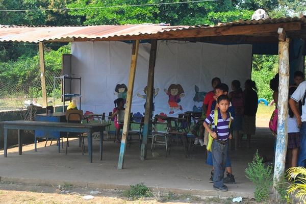 En la escuela reciben clases más de 200 estudiantes. (Foto Prensa Libre: Jorge Tizol)<br _mce_bogus="1"/>