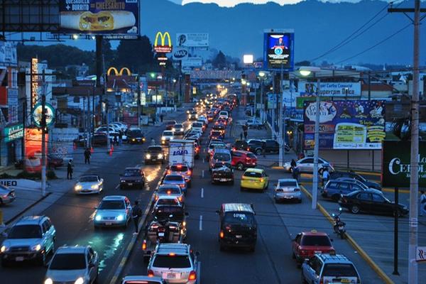 Entre 85  y 90 mil vehículos circulan a diario en la ciudad de Quetzaltenango. Los congestionamientos viales se registran más en las zonas 1, 2, 3 y 9. (Foto Prensa Libre: Alejandra Martínez)