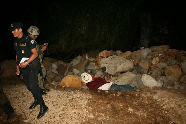 La Policía Nacional Civil y el Ministerio Público en busca de evidencias en la escena del crímen (Foto Prensa Libre: Oswaldo Cardona) <br _mce_bogus="1"/>