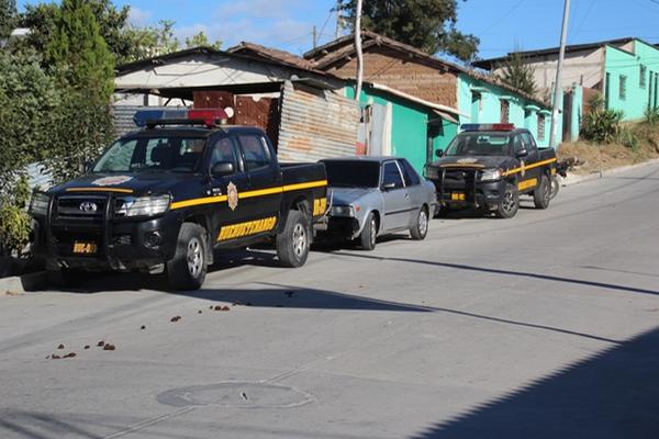 Dos autopatrullas de la PNC permanecen estacionados por falta de combustible. (Foto Prensa Libre: Mike Castillo)