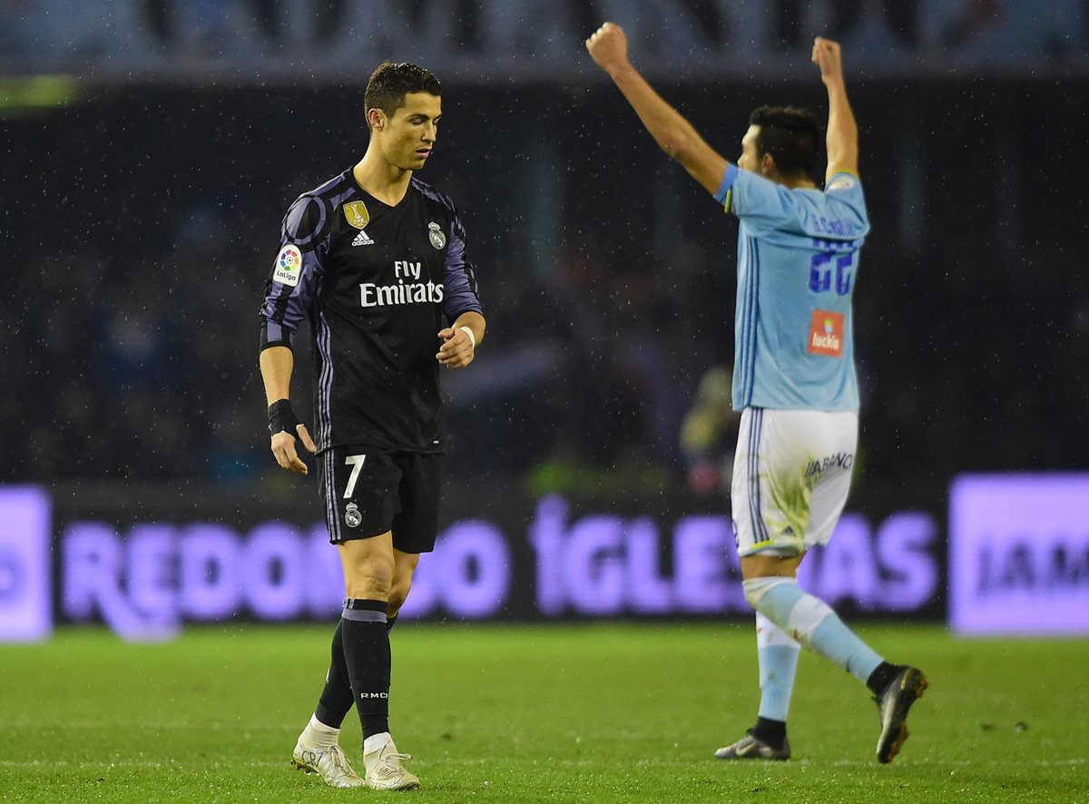 El portugués Cristiano Ronaldo luce desconsolado al final del partido donde el Real Madrid cayó eliminado por el Celta en la Copa del Rey. (Foto Prensa Libre: AFP)