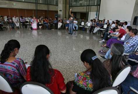 Académicos y sectores sociales participaron en el Congreso de estudios Mayas  Oxlajuj Baqtun, cambio de ciclo y desafios , con el objetivo de desmitificar la percepción del fin de la era como un evento  catastrófico. (Foto Prensa Libre: Esbin García)