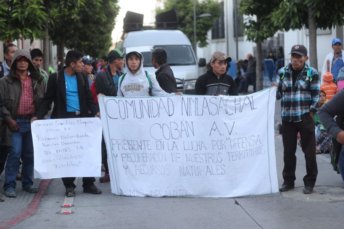 Manifestantes pretenden pernoctar varios días si es necesario, de no obtener una respuesta del Gobierno. (Foto Prensa Libre: Erick Ávila)