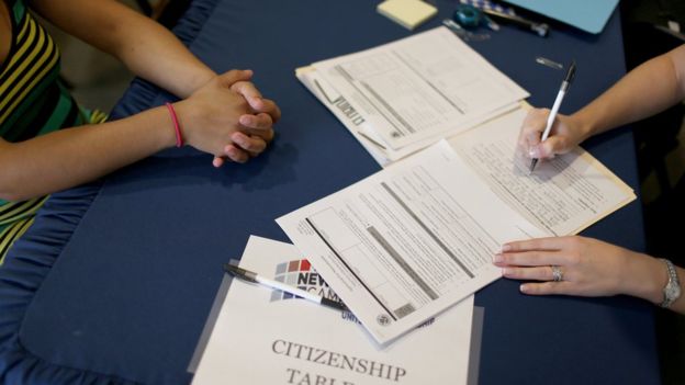 Según los expertos, muchos residentes permanentes están pidiendo la ciudadanía estadounidense para tener un estatus más estable. (GETTY IMAGES)