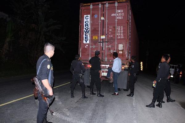 Las fuerzas de seguridad lograron recuperar un contenedor que fue robado con mercadería en portuaria Santo Tomás de Castilla. (Foto Prensa Libre: Edwin Perdomo)<br _mce_bogus="1"/>