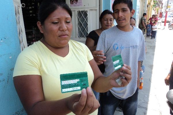 Berta Enríquez muestra  tarjetas    de las que un empleado de Elektra   retiró  dinero.