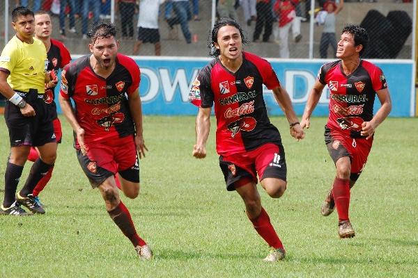 El mexicano Agustín Herrera (centro)  festeja la anotación. En los extremos también celebran Omar Vera y Jorge Sánchez. (Foto Prensa Libre: Alexander Coyoy)