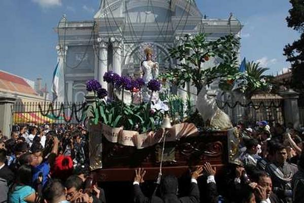 La imagen de la Virgen de la Inmaculada Concepción sale de San Francisco. (Foto Prensa Libre: Esbin García)