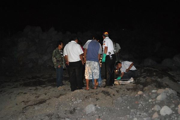 Socorristas y policías observan el cadáver localizado en el río Guacalate, Escuintla. (Foto Prensa Libre: Melvin Sandoval)<br _mce_bogus="1"/>