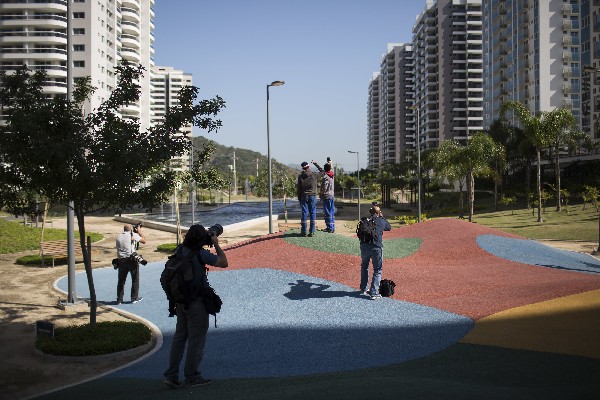 Los organizadores trabajan para que la Villa Olímpica esté lista para las justas. (Foto Prensa Libre: AP)