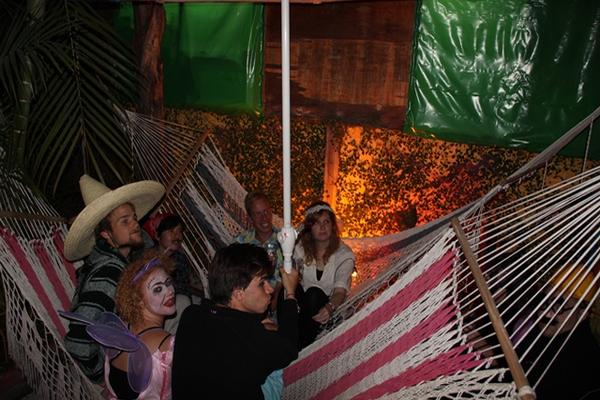 Turistas de diferentes nacionalidades celebraron en diferentes centros nocturnos de Antigua Guatemala, Sacatepéquez. (Foto Prensa Libre: Miguel López)