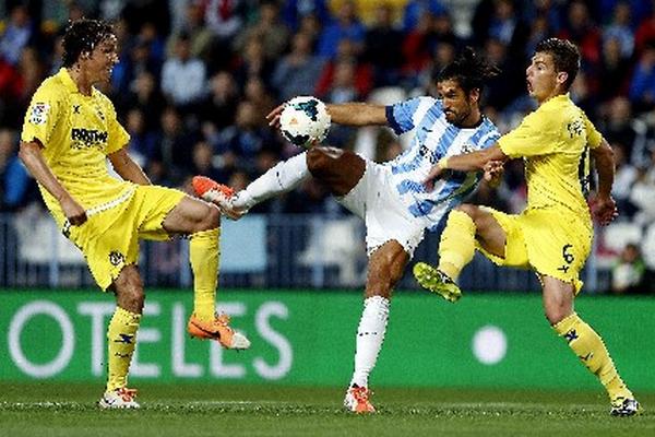 Con goles de Roque Santa Cruz y Jordi Darder, el Málaga venció 2-0 al Villarreal. (Foto Prensa Libre: EFE)