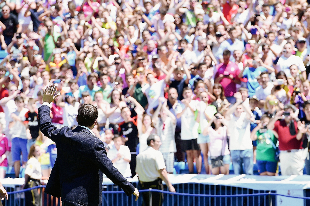 Iker Casillas saluda a los aficionados que asistieron hoy al estadio Santiago Bernabéu. (Foto Prensa Libre: AFP)