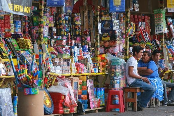 Venta de cohetillos para la temporada navideña en Guatemala. (Foto Prensa Libre: Archivo)<br _mce_bogus="1"/>