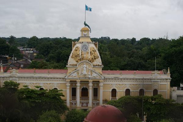 El palacio de Gobernación, de más de cien años de construido, fue dañado severamente por el sismo del lunes último. (Foto Prensa Libre: Jorge Tizol)<br _mce_bogus="1"/>