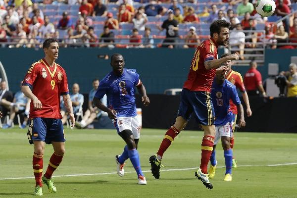 Cesc Fábregas —10— anota el gol que significó la victoria para España. (Foto Prensa Libre: AP)