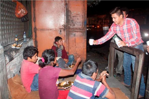 Personas sin hogar que pernoctan en las calles de la cabecera de Escuintla recibieron un tamal, pan y café, brindado por feligreces.  (Foto Prensa Libre: Melvin Sandoval)