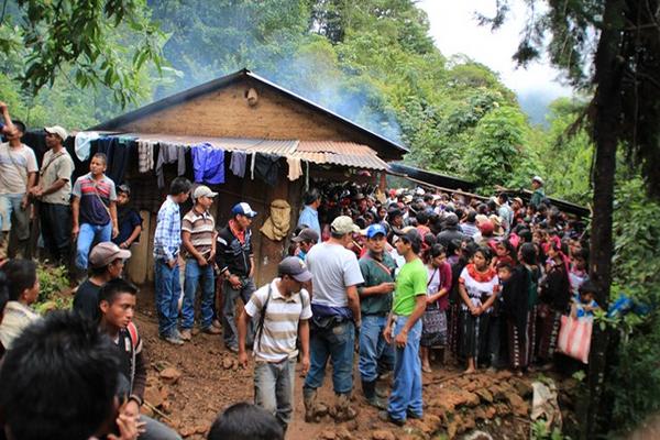 Vecinos de comunidades cercanas donde ocurrió el alud llegaron al caserío Joya Grande, aldea Agua de las Palomas, San Pedro Necta, Huehuetenango, para solidarizarse con familiares de las víctimas, y, a la vez, esperan la llegada de geólogos de la Conred. (Foto Prensa Libre: Mike Castillo)