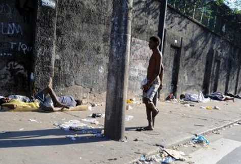 Adictos al crack en la favela de Jacaré en Rio de Janeiro. (Foto Prensa Libre: AFP)