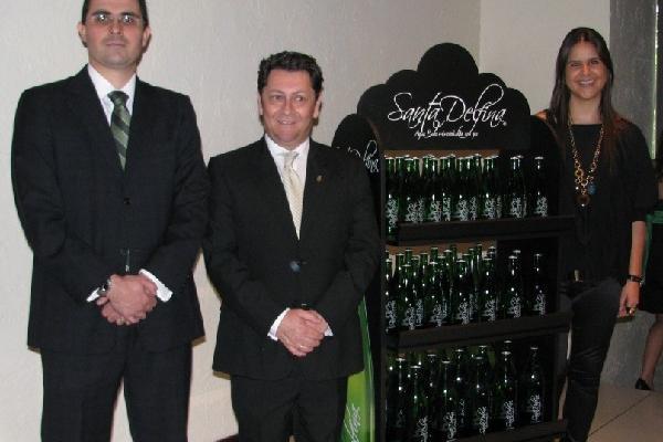 Ejecutivos de  la fábrica de bebidas Salvavidas, durante el lanzamiento del líquido natural y carbonatado Santa Delfina. (Foto Prensa Libre: cortesía Fábrica Salvavidas)