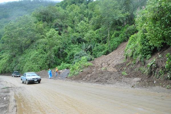 Vecinos  de Zunil aseguran que  ampliación de camino fue lo que causó deslave en la vía hacia la Costa Sur, el lunes último. (Foto Prensa Libre: Alejandra Martínez)