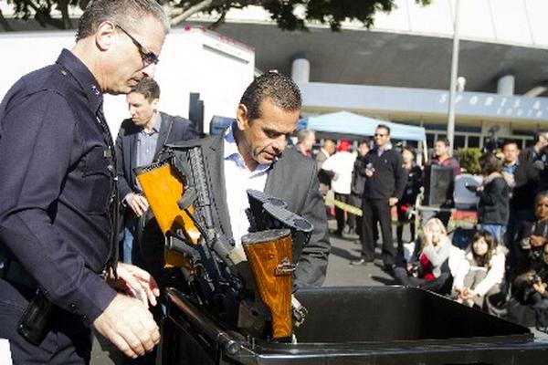 El alcade de Los Ángeles lleva a cabo un programa para recuperar armas de fuego y disminuir la violencia. (Foto Prensa Libre: EFE)