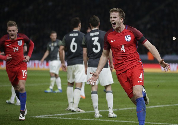 Dier celebra la anotación del triunfo de Inglaterra contra Alemania. (Foto Prensa Libre: EFE).