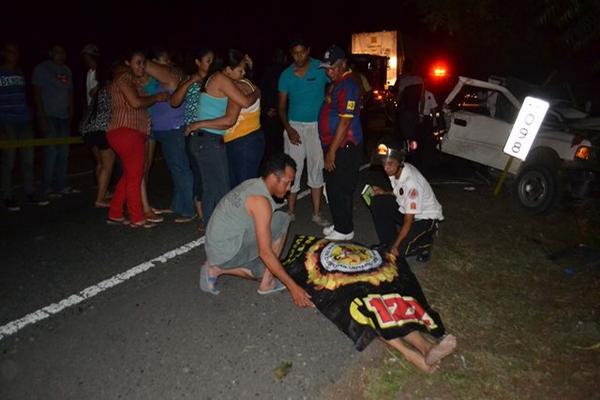 Una mujer muerta y ocho heridos, entre estos varios niños, es el saldo de un accidente de tránsito  en el km 98 de la ruta al Atlántico. (Foto Prensa Libre, Hugo Oliva)