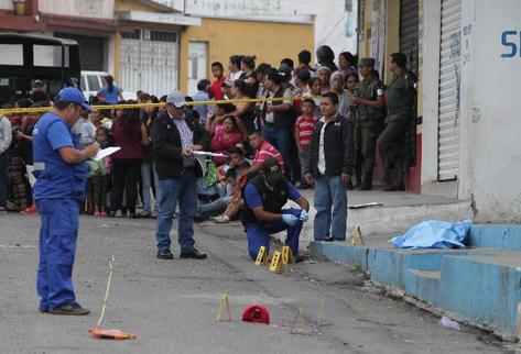 Peritos levantan indicios en donde murió jovencita.