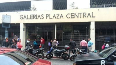 Delincuentes ingresan a comercial de la zona 1 con el fin de saquear cajero automático.