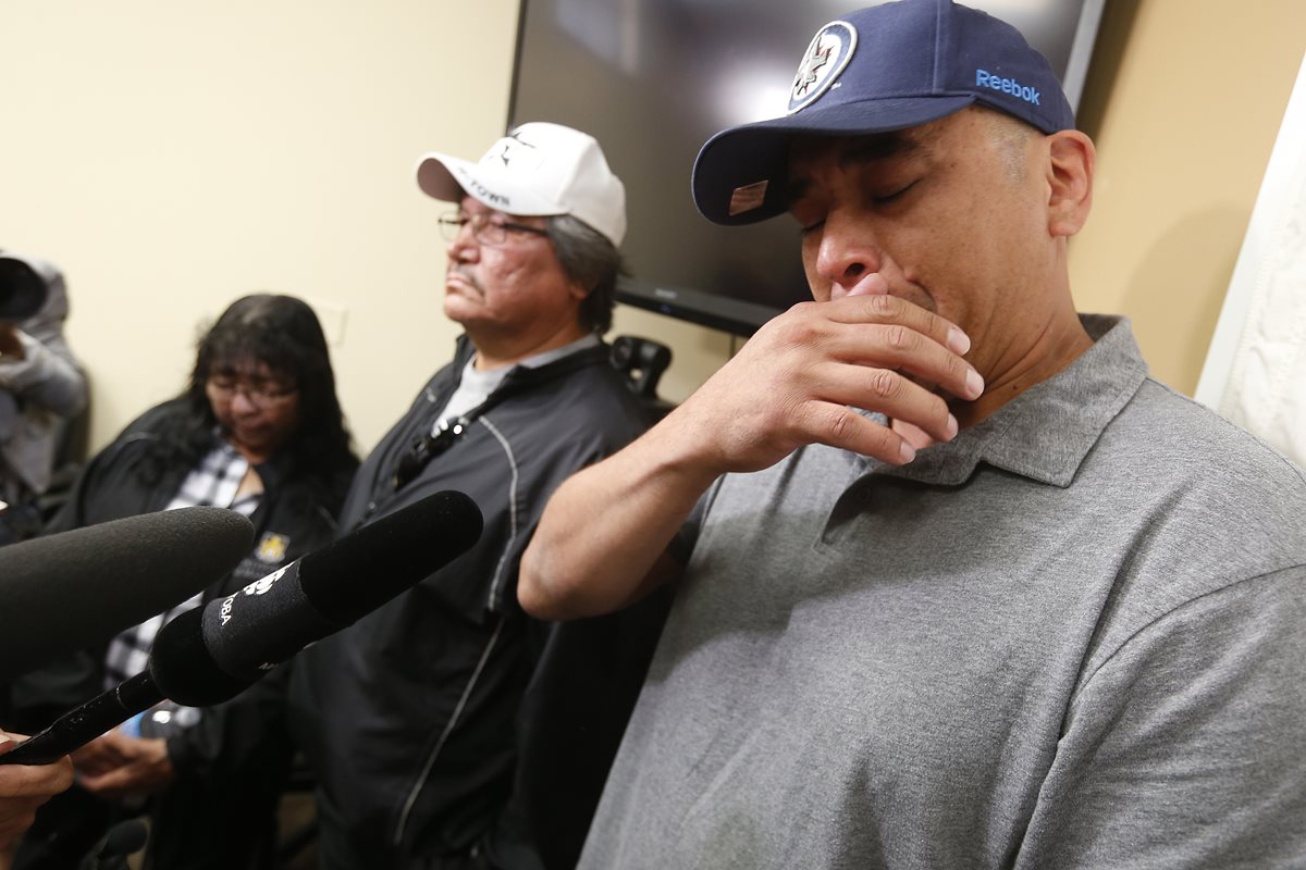 Leon Swanson, a la derecha, con su madre Charlotte Mason, izquierda, y su padrastro Henry Mason, llora mientras habla con la prensa. (Foto Prensa Libre: AP).