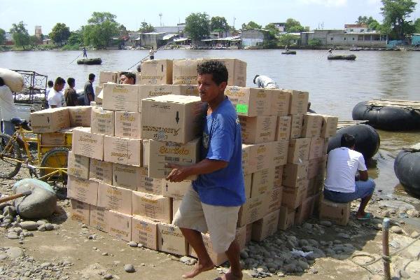 Comerciantes de Retalhuleu y otros lugares ingresan   productos por el río Suchiate.