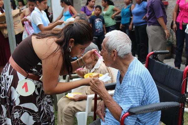 Joven   alimenta a anciano.