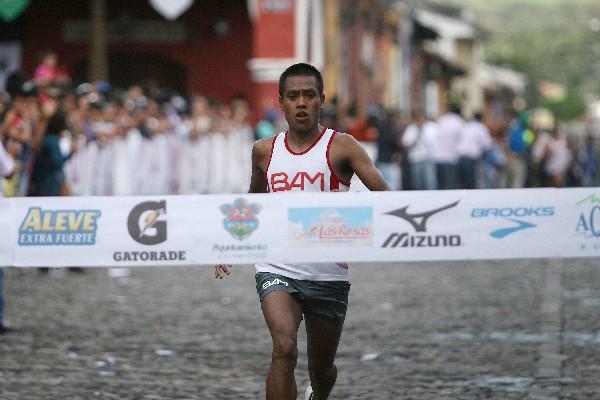 Jeremías Saloj alcanzó la primera posición en el medio maratón de Las Rosas. (Foto Prensa Libre: Hemeroteca PL)