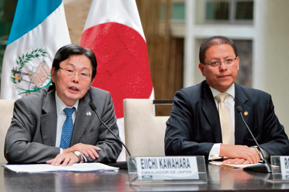 El embajador  japonés, Eiichi kawahara, y el canciller  Rodrigo Vielmann informan del foro. (Foto Prensa Libre: PAULO RAQUEC)