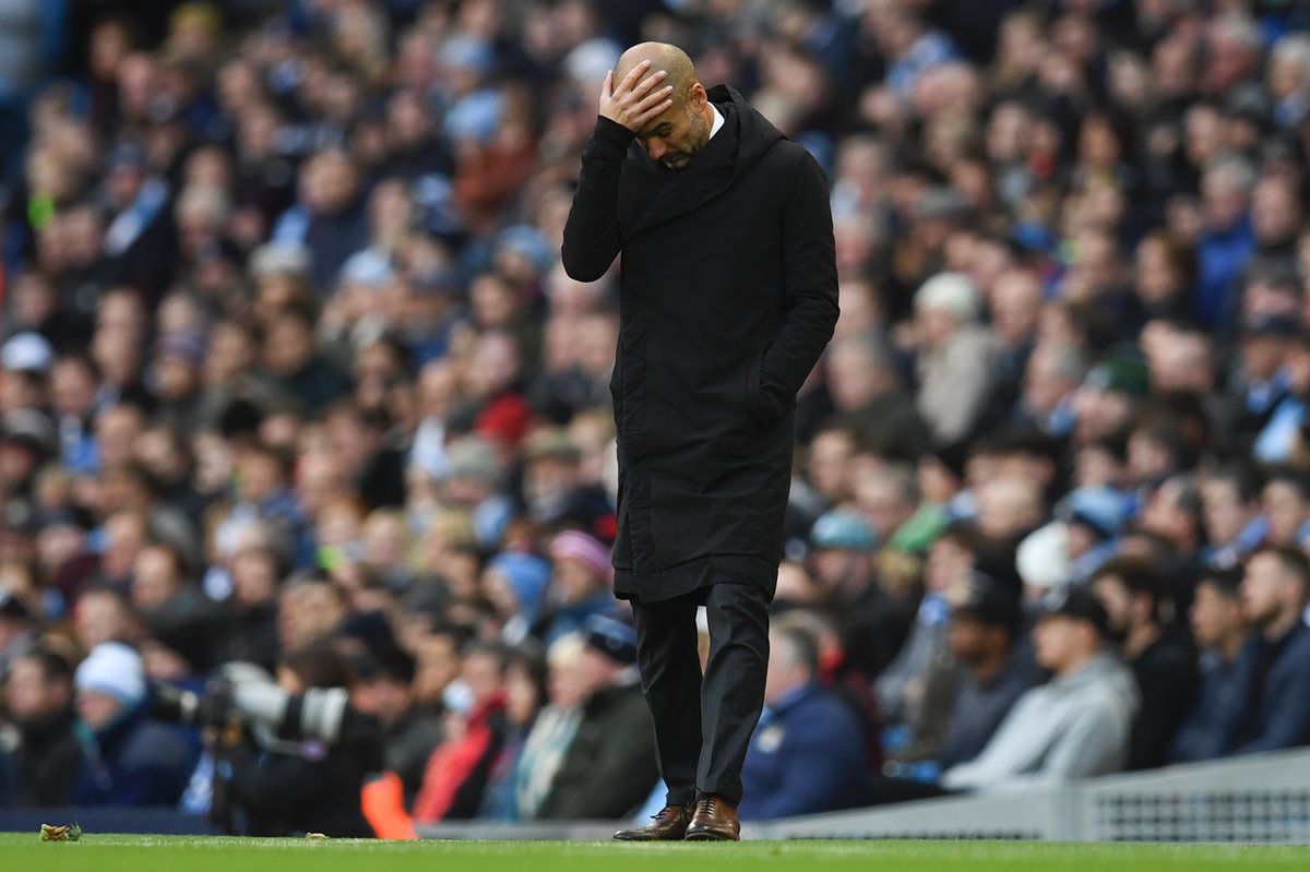 El técnico español Pep Guardiola defendió al delantero Wayne Rooney del Manchester United. (Foto Prensa Libre: AFP)