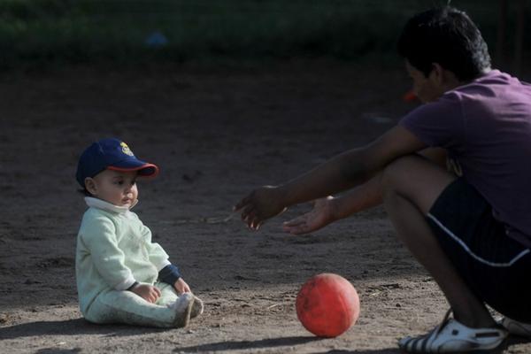 Niños juegan a la pelota en Cuilapa, Santa Rosa, el lugar más afectado por los sismos. (Foto Prensa Libre: AFP)