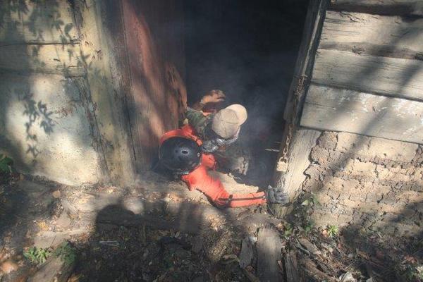 La técnica  de arrastre permite, en avance lento, rescatar a personas de escombros o incendios.. Foto Prensa Libre: Brenda Martínez.