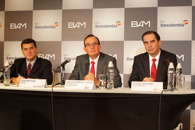 Christian Schneider, presidente de la ABG (Tercero de izquierda a derecha), junto a directivos del Banco Agro Mercantil y Bancolombia. (Foto Prensa Libre: Hemeroteca PL)