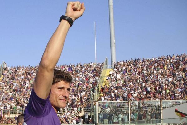 Unos 15 mil aficionados le dieron la bienvenida a Mario Gómez, durante su presentación en el estadio Franchi, casa de la Fiore. (Foto Prensa Libre: AP)