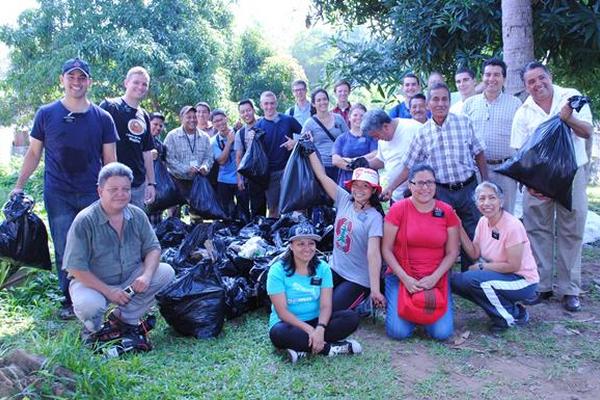 Trabajadores municipales y vecinos de Coatepeque, Quetzaltenango, hacen labores de limpieza en el municipio. (Foto Prensa Libre: Edgar Girón)