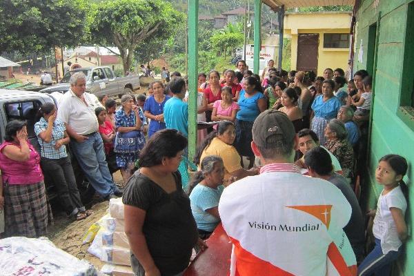 damnificados por el terremoto  reciben  ayuda frente  al salón comunal.