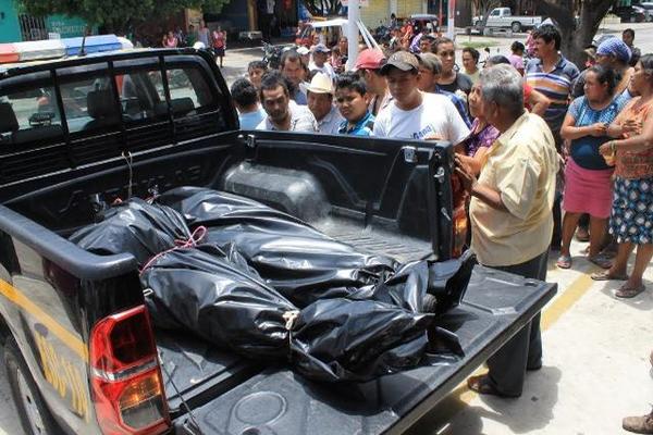 Policía traslada los cadáveres de dos personas que murieron intoxicadas por gases en interior de farmacia en Nueva Concepción, en Escuintla. (Foto Prensa Libre: Enrique Paredes)<br _mce_bogus="1"/>