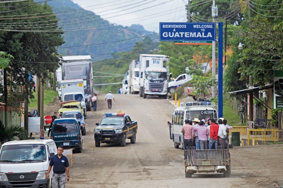 Aspecto de las filas de vehículos en espera para pasar la frontera Guatemala El Salvador. (Fotografía Prensa Libre. Edwin Bercián).