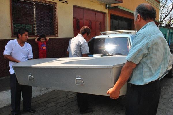 Empleados de la morgue trasladan los dos cadáveres a la ciudad de Retalhuleu. (Foto Prensa Libre: Jorge Tizol) <br _mce_bogus="1"/>