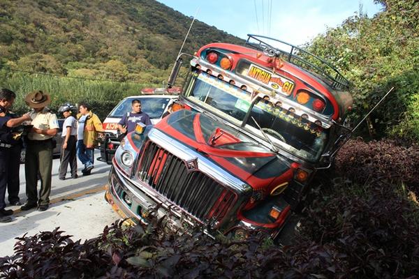 Un bus se accidentó en la cuesta Las Cañas, en la ruta hacia Antigua Guatemala, el percance dejó tres heridos. (Foto Prensa Libre: Miguel López)