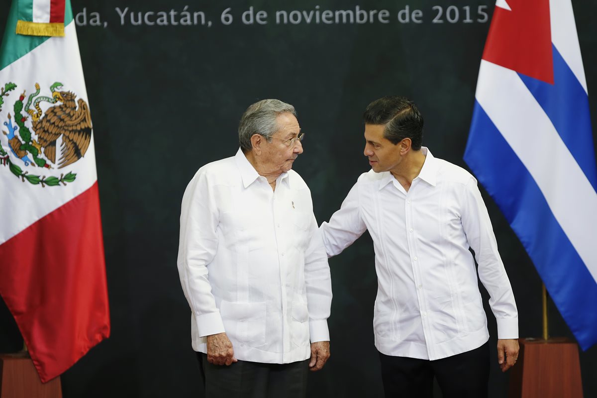 Raúl Castro, presidente de Cuba junto a su homólogo de México, Enrique Peña Nieto.  (Foto Prensa Libre: EFE).