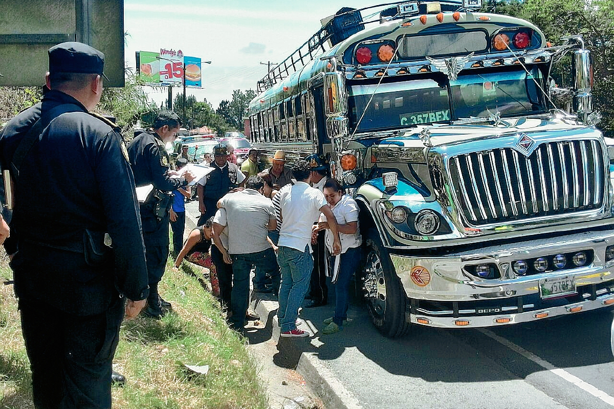 La Policía empieza a recabar los primeros indicios sobre la muerte del piloto de la unida de transporte extraurbano. (Foto Prensa Libre: Estuardo Paredes).